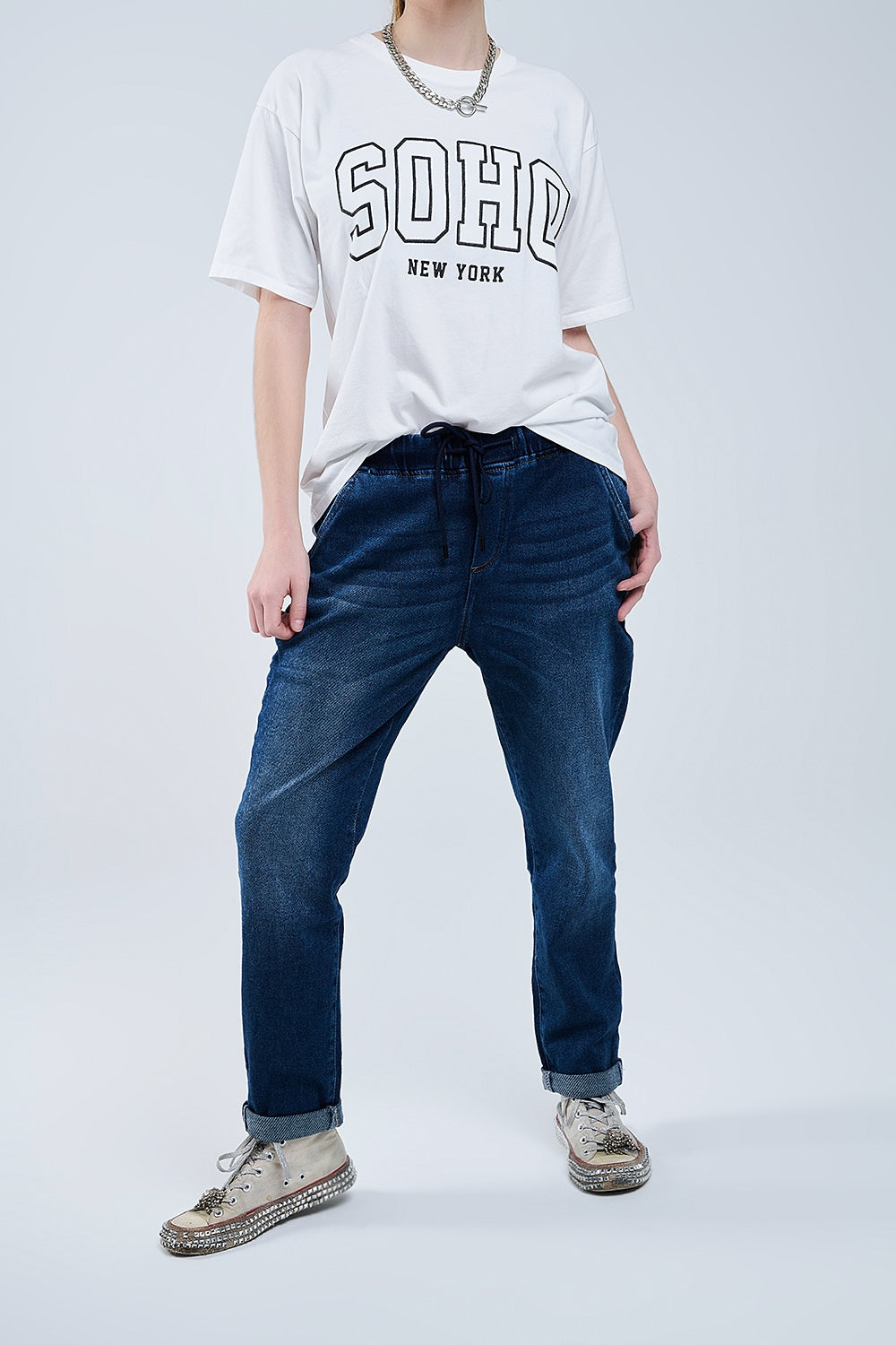 Q2 Jeans a lavaggio scuro con bordatura ed elastico in vita
