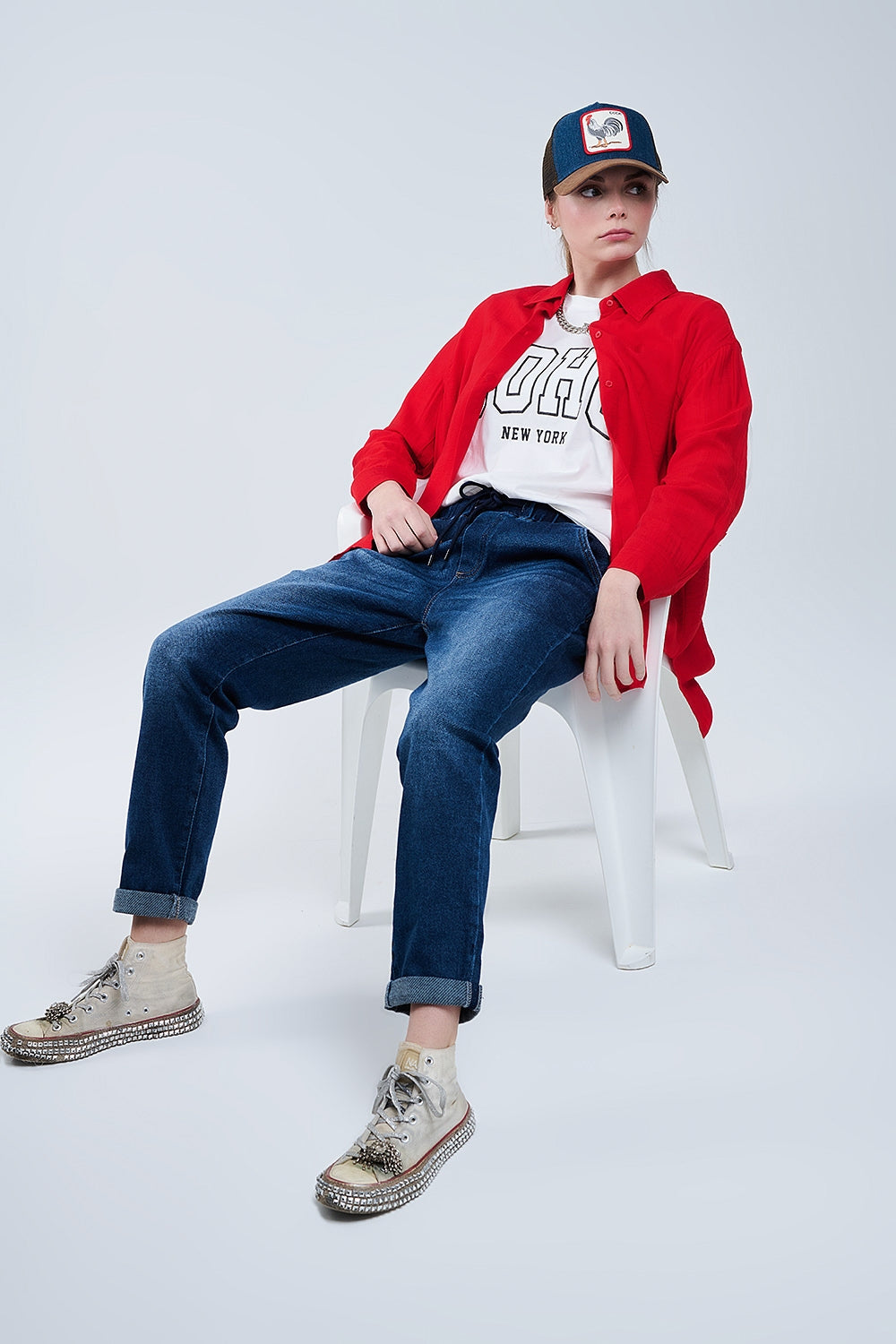 Jeans a lavaggio scuro con bordatura ed elastico in vita