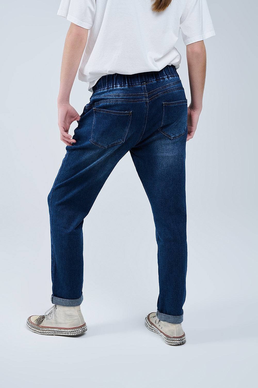 Jeans a lavaggio scuro con bordatura ed elastico in vita