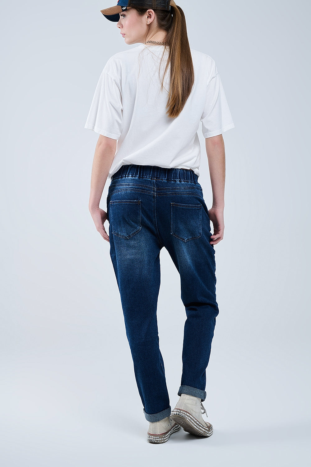 Jeans a lavaggio scuro con bordatura ed elastico in vita