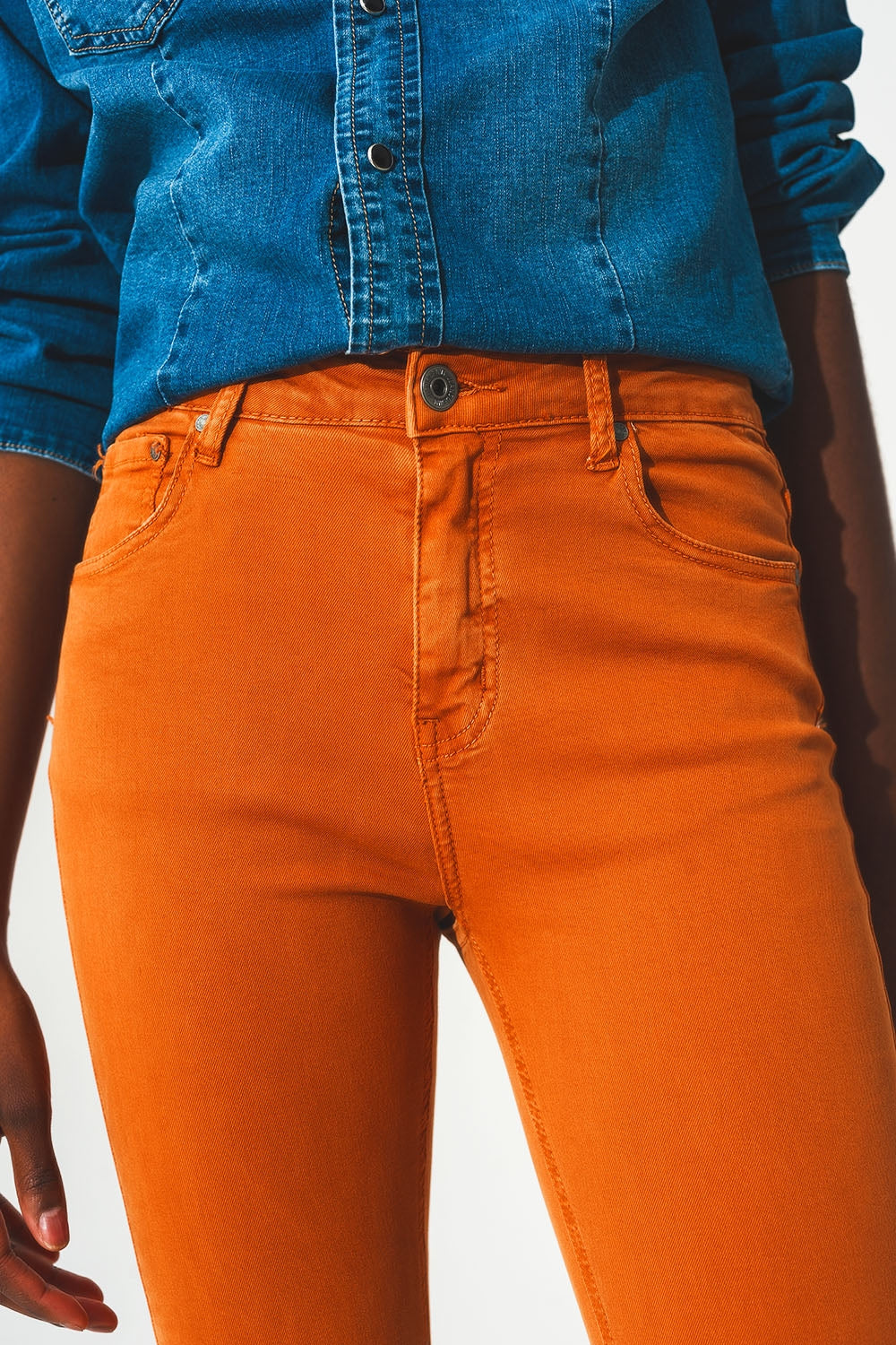 Jeans a zampa d'elefante con bordo grezzo in arancione