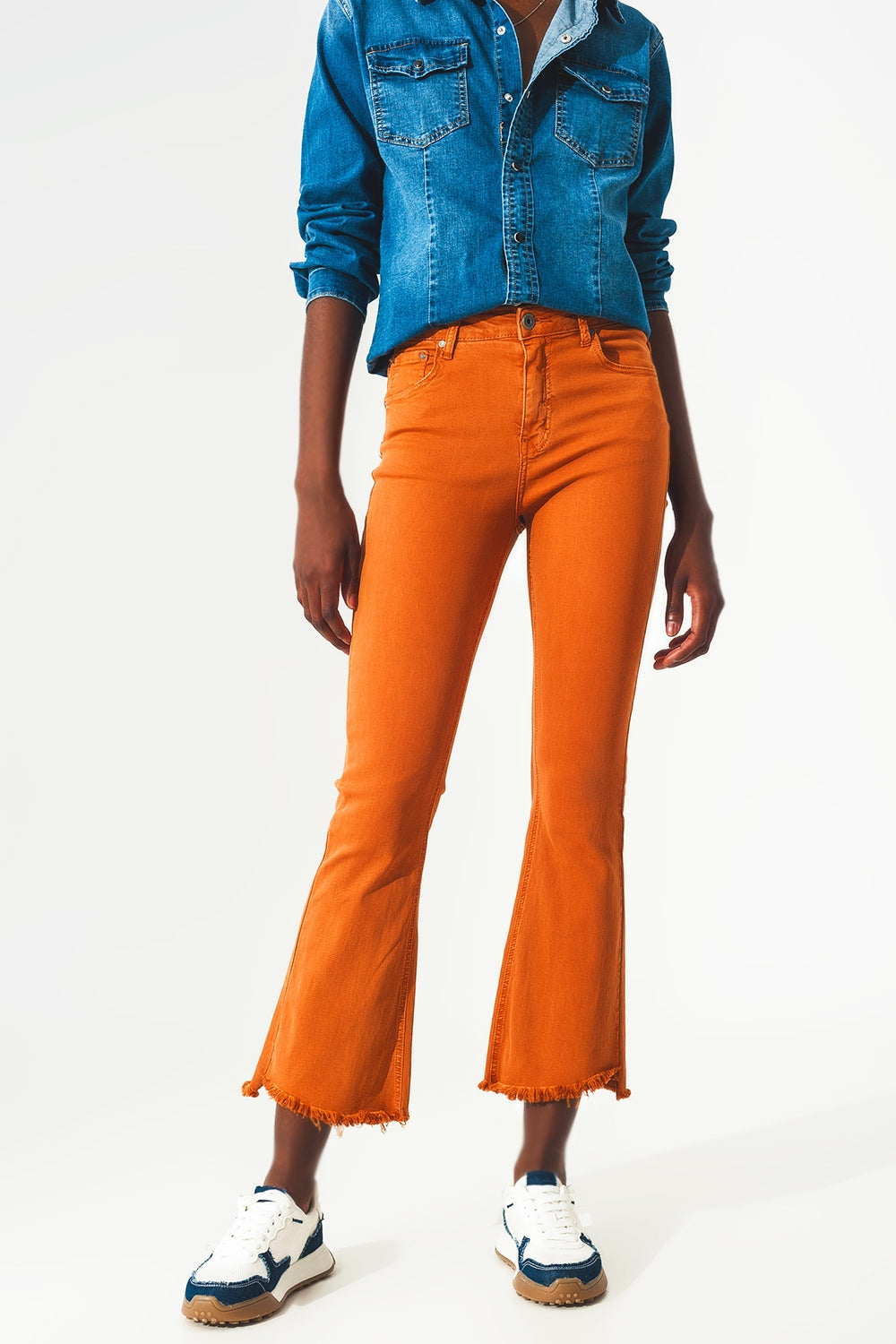 Q2 Jeans a zampa d'elefante con bordo grezzo in arancione