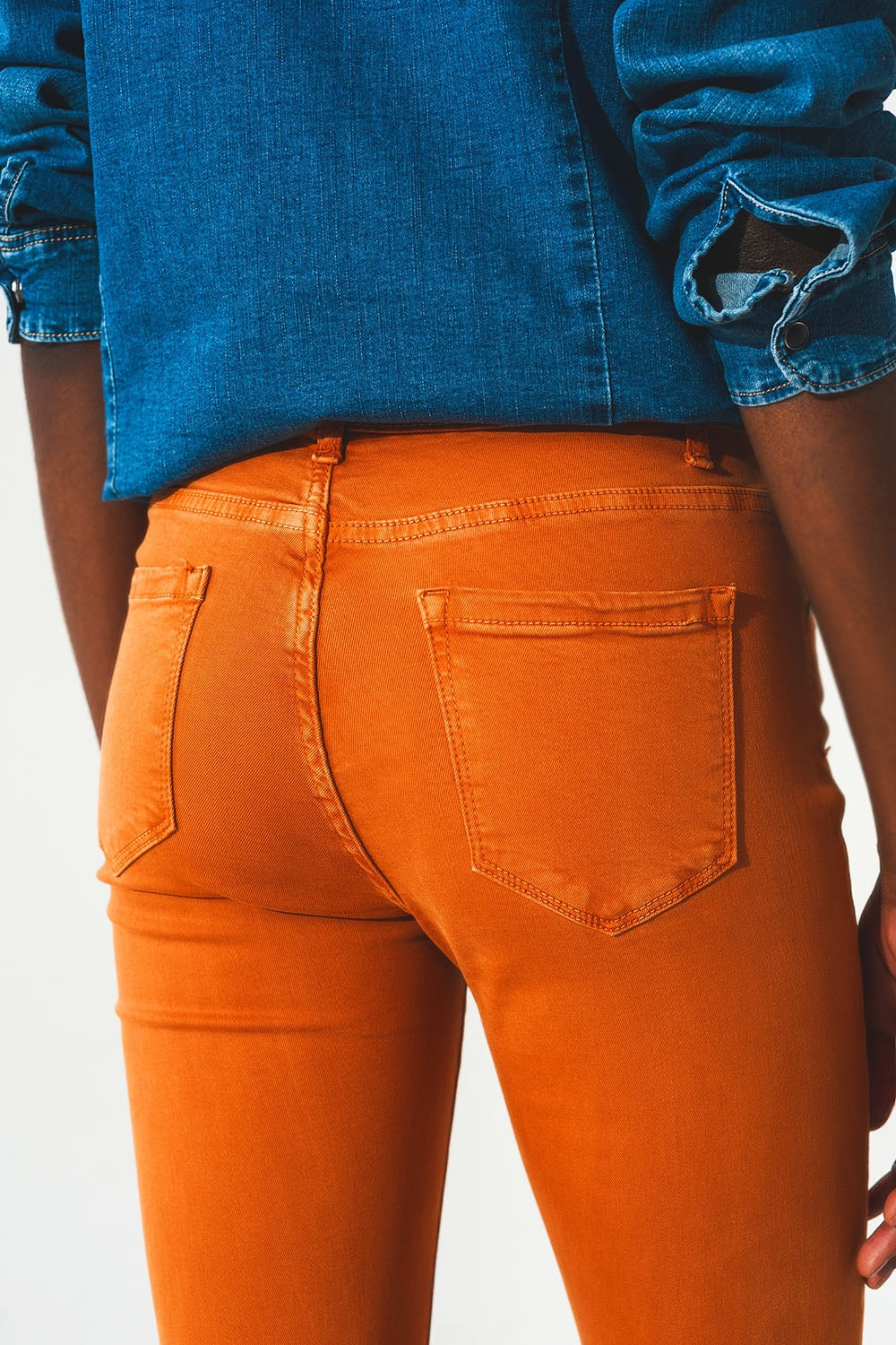 Jeans a zampa d'elefante con bordo grezzo in arancione