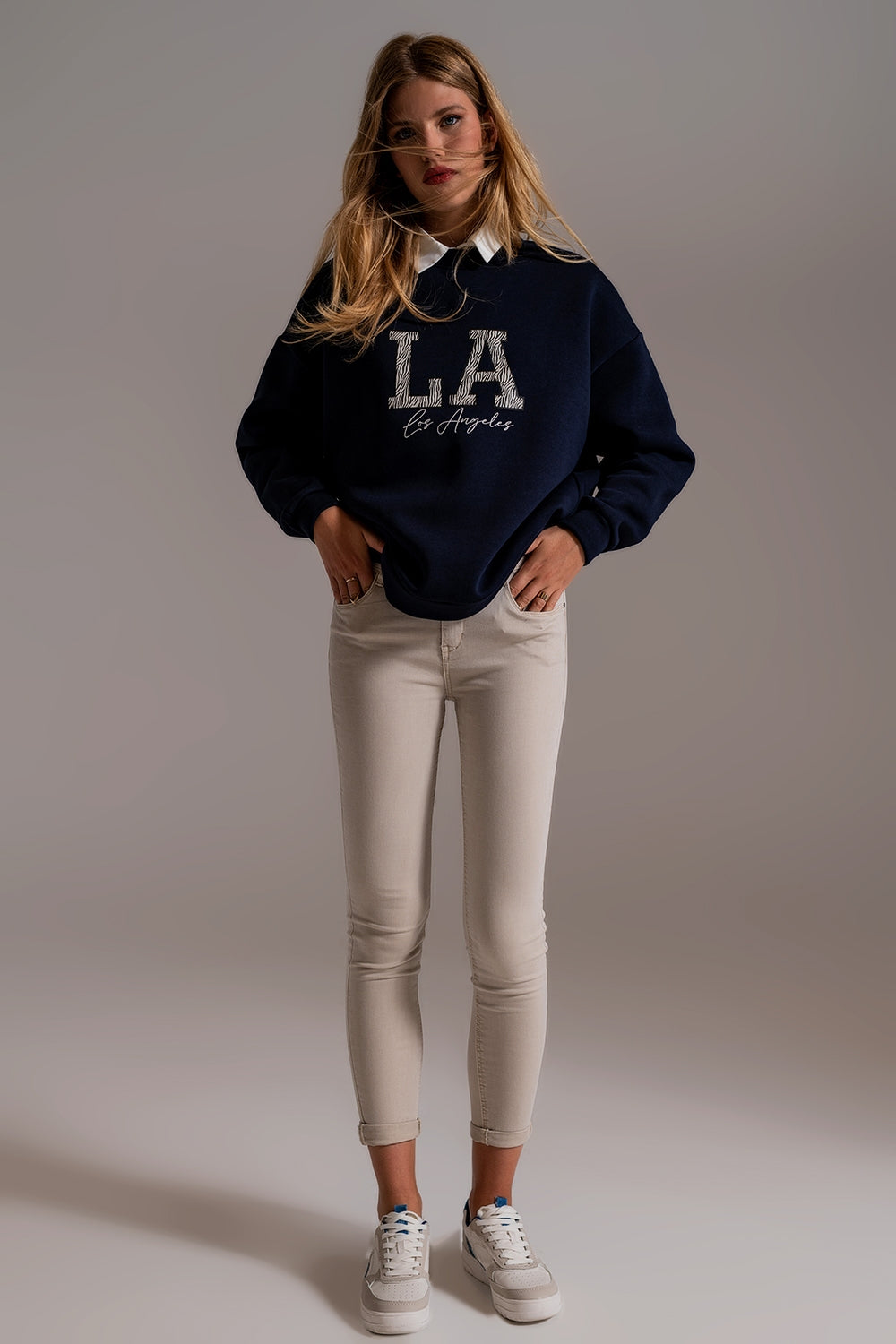 Jeans alla caviglia beige con pieghe morbide