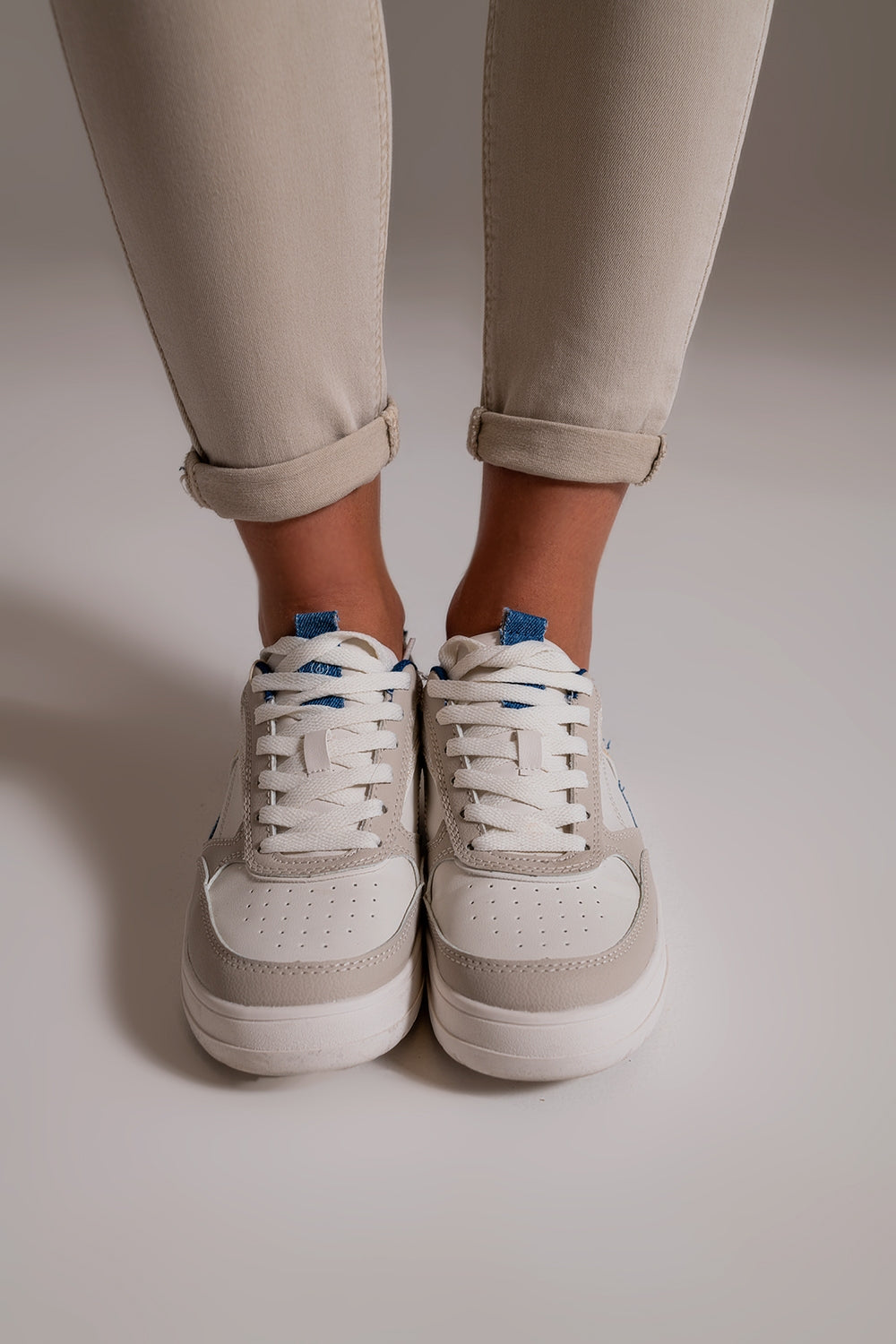 Jeans alla caviglia beige con pieghe morbide