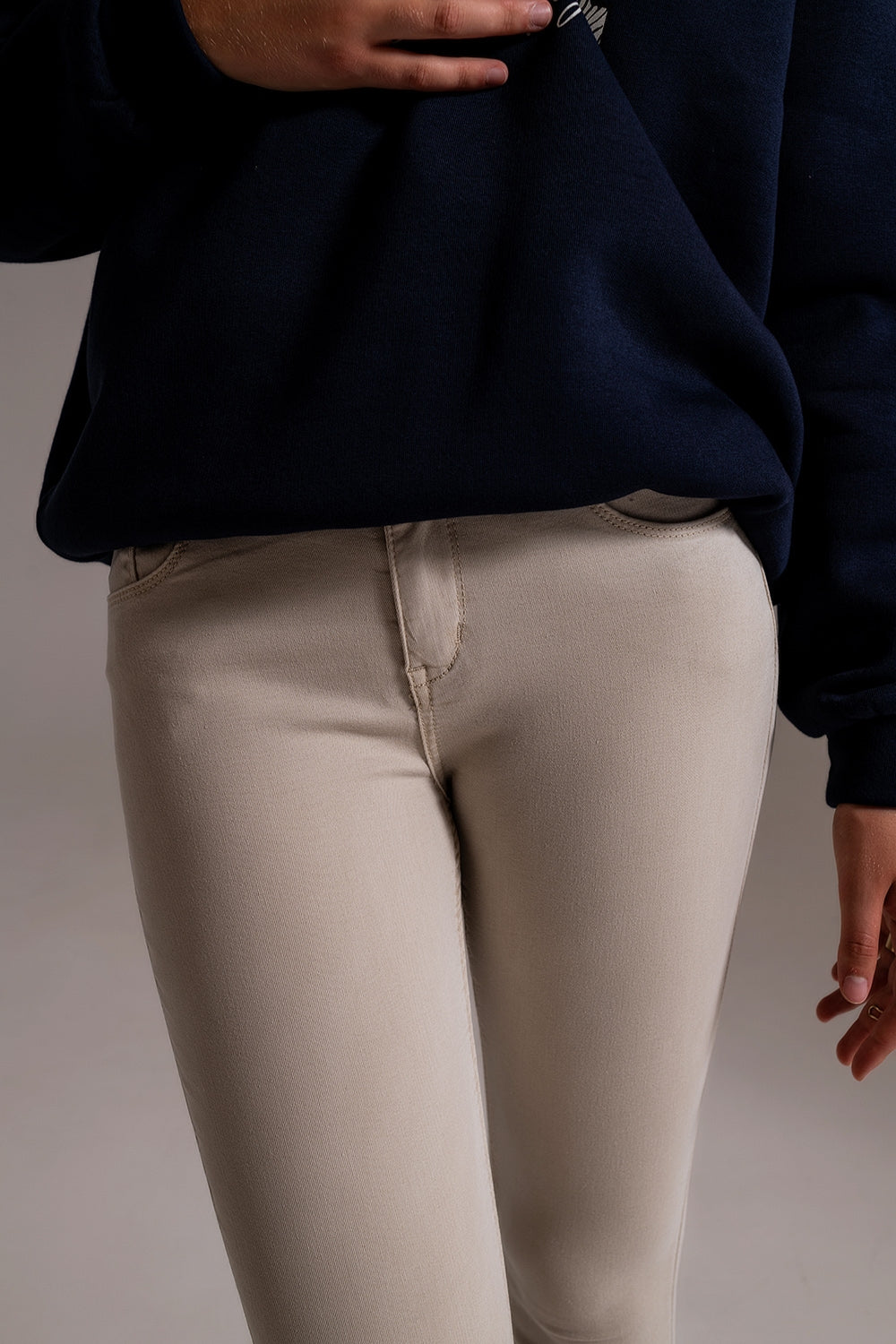 Jeans alla caviglia beige con pieghe morbide