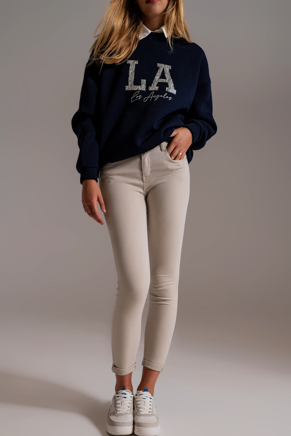 Jeans alla caviglia beige con pieghe morbide