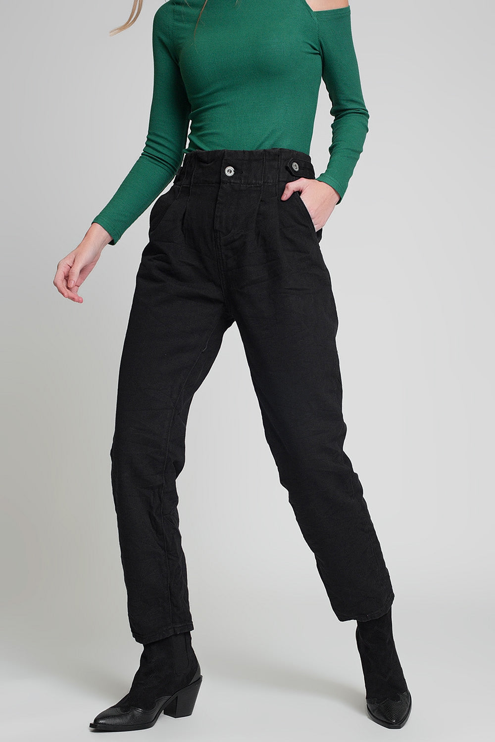 Q2 Jeans con vita raccolta e dettagli dei pulsanti neri