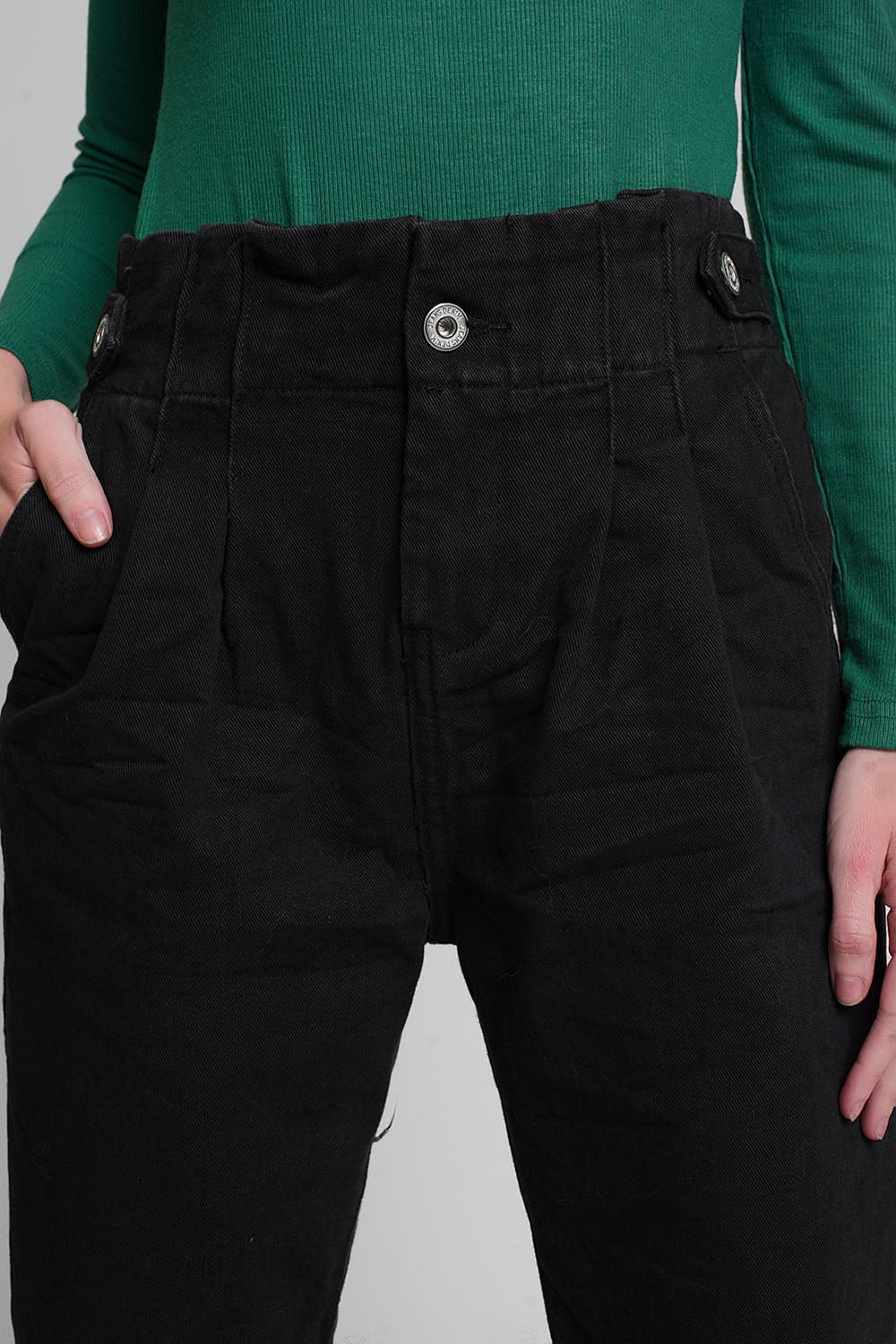 Jeans con vita raccolta e dettagli dei pulsanti neri
