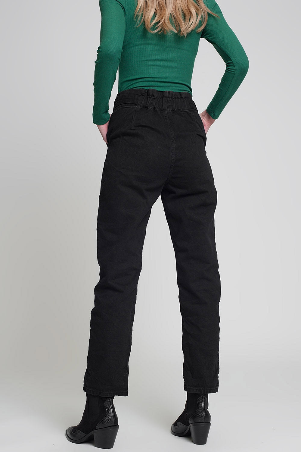 Jeans con vita raccolta e dettagli dei pulsanti neri