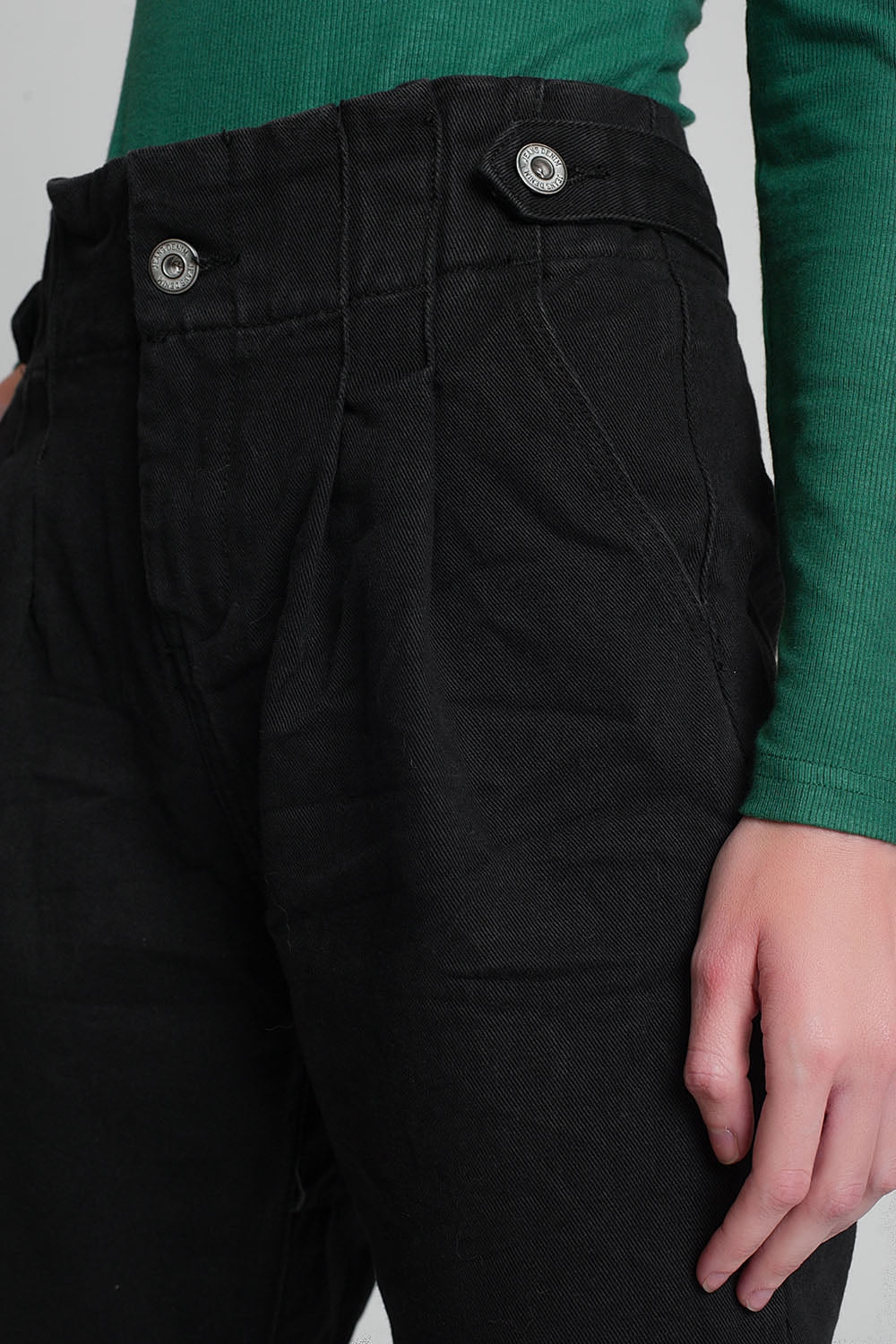 Jeans con vita raccolta e dettagli dei pulsanti neri