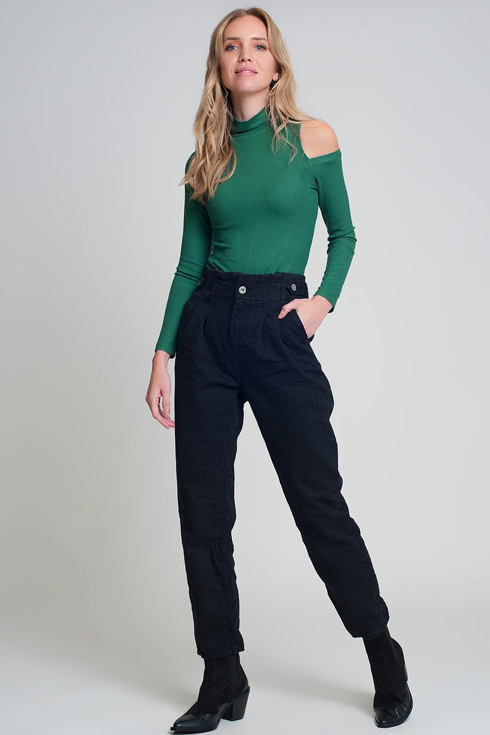 Jeans con vita raccolta e dettagli dei pulsanti neri