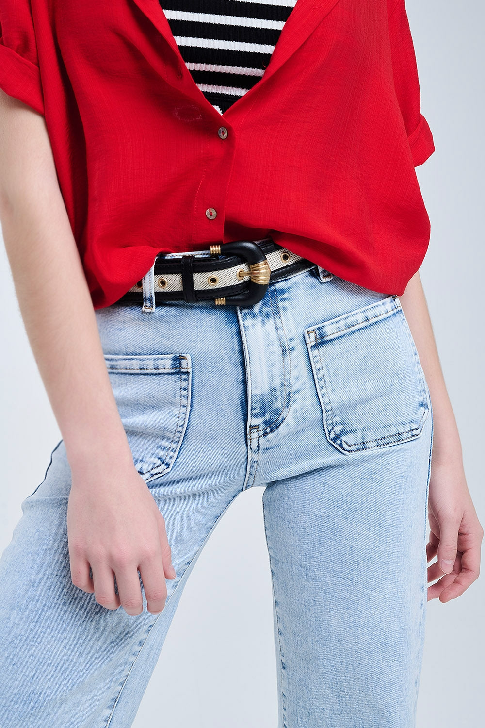 Jeans dal lavaggio chiaro con gamba larga e tasche