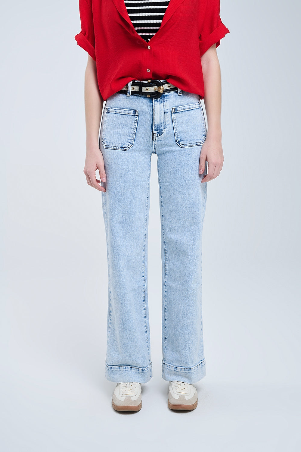 Q2 Jeans dal lavaggio chiaro con gamba larga e tasche