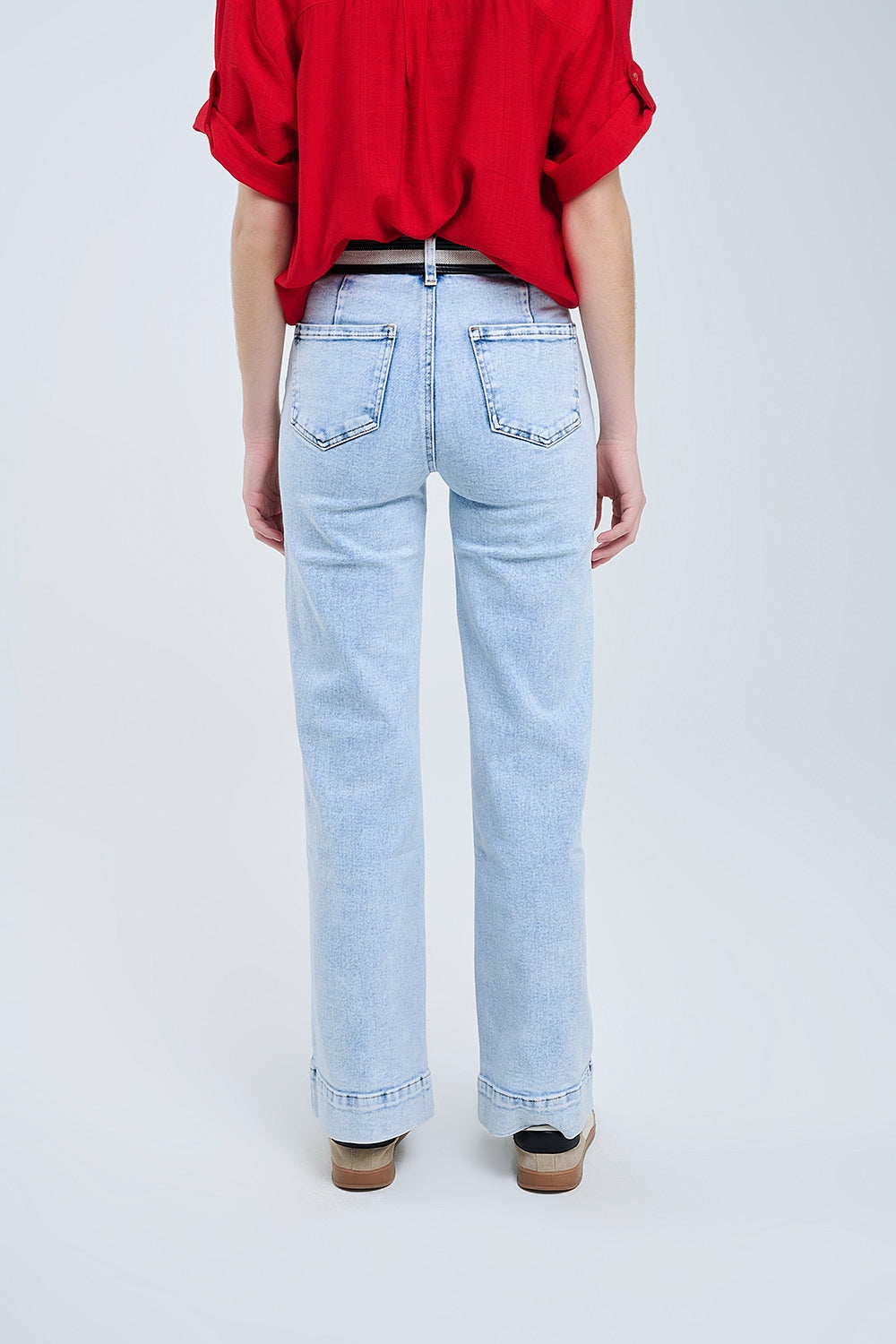 Jeans dal lavaggio chiaro con gamba larga e tasche