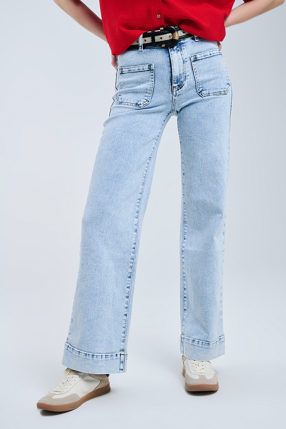 Jeans dal lavaggio chiaro con gamba larga e tasche