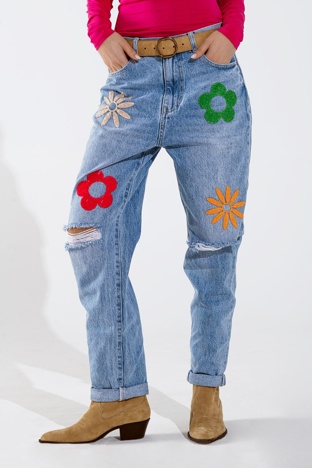 Jeans dritti con dettaglio floreale in blu lavato