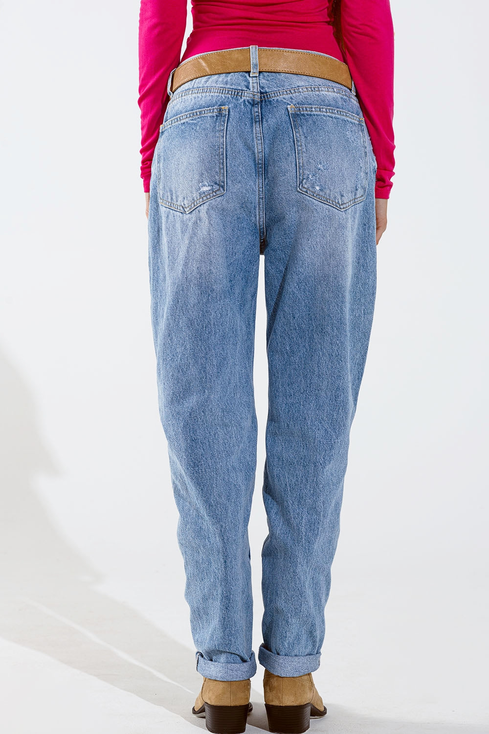 Jeans dritti con dettaglio floreale in blu lavato