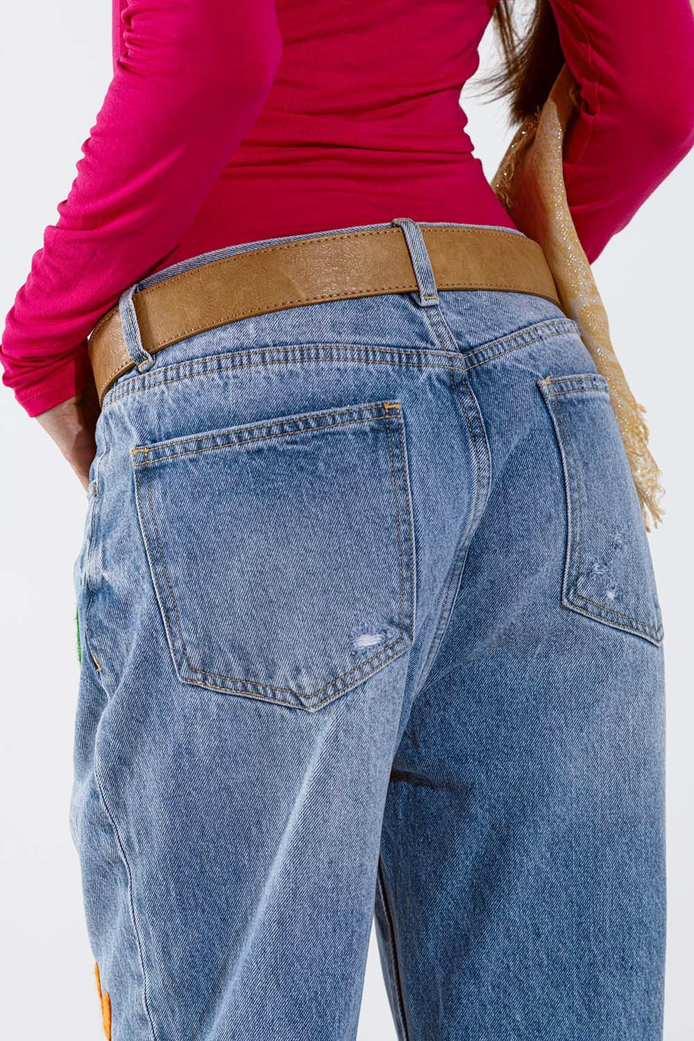 Jeans dritti con dettaglio floreale in blu lavato