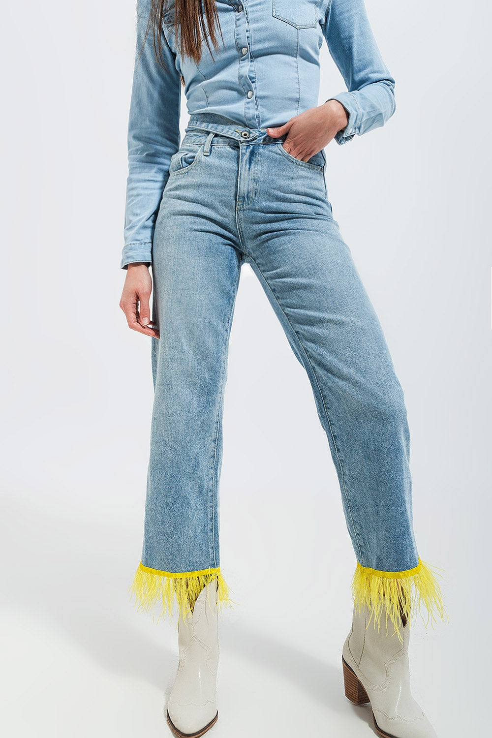 Q2 Jeans dritti con fondo in piume gialla sintetiche