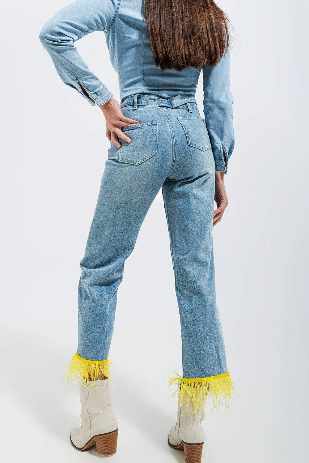 Jeans dritti con fondo in piume gialla sintetiche
