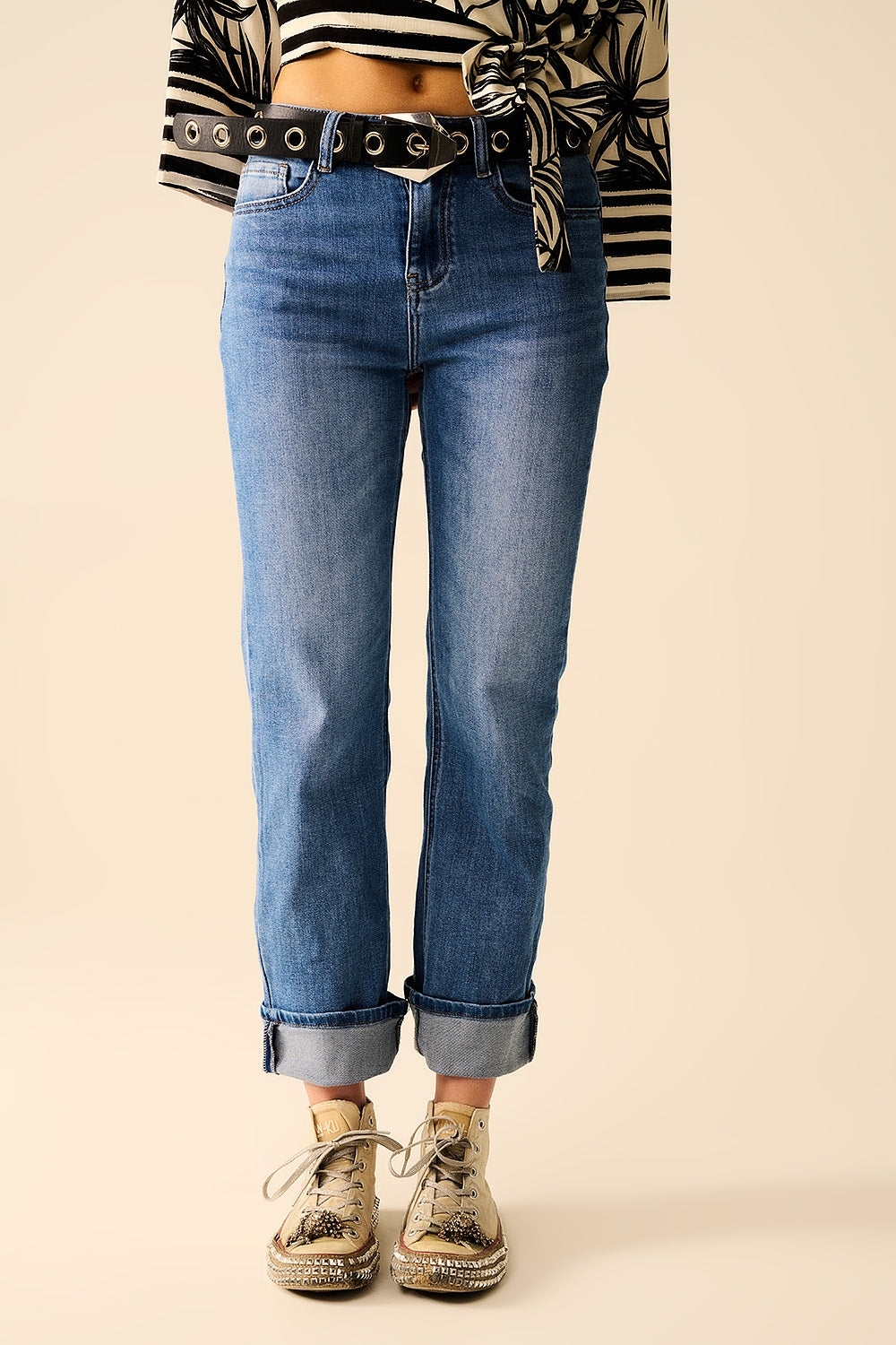 Q2 Jeans elasticizzati in denim con orlo dritto in lavaggio medio