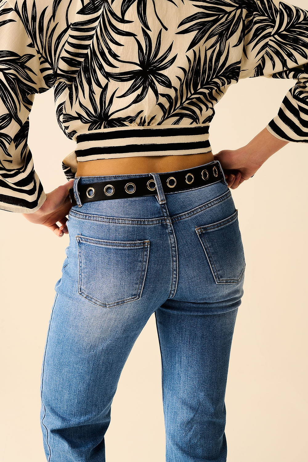 Jeans elasticizzati in denim con orlo dritto in lavaggio medio