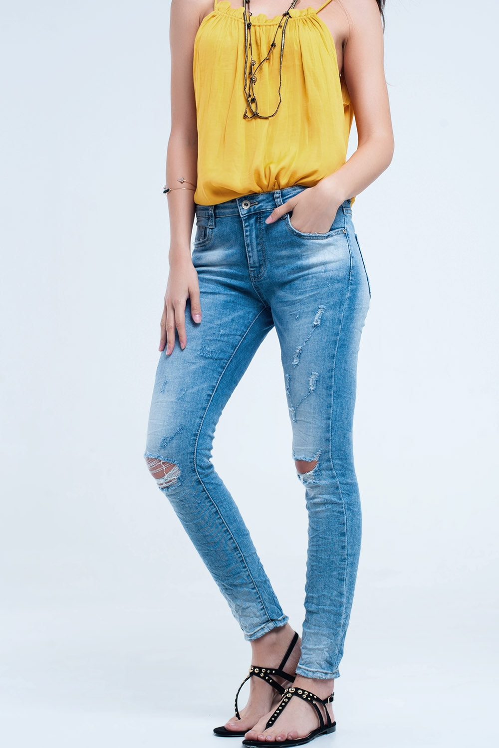 Q2 Jeans skinny a metà lavaggio con strappi al ginocchio