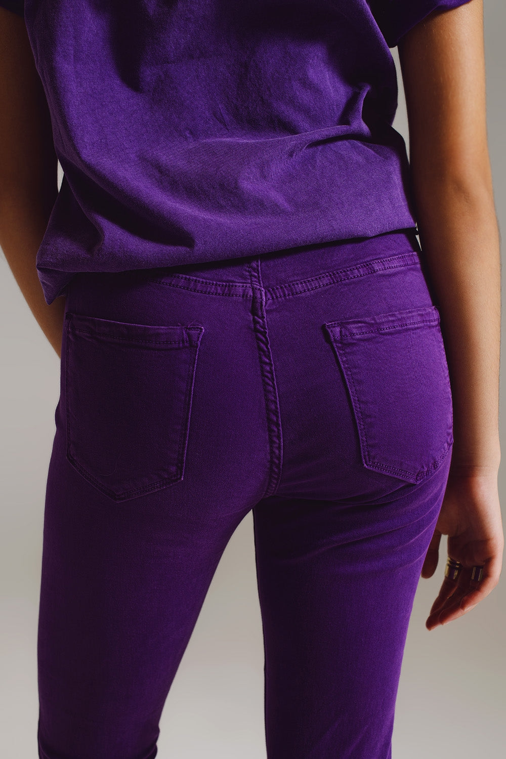 Jeans skinny alla caviglia viola con morbide rughe