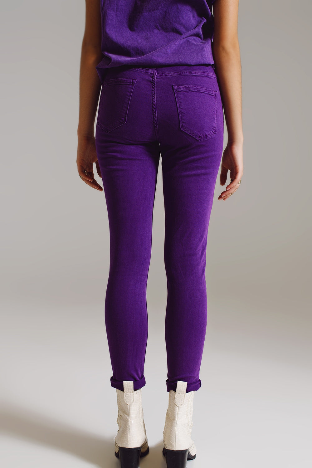 Jeans skinny alla caviglia viola con morbide rughe