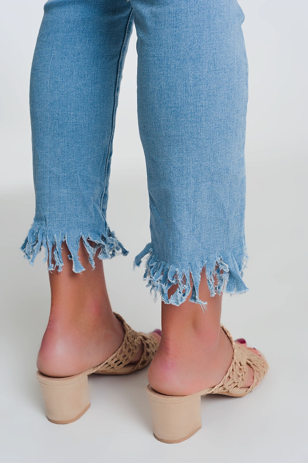Jeans skinny azzurri con bordo sfrangiato