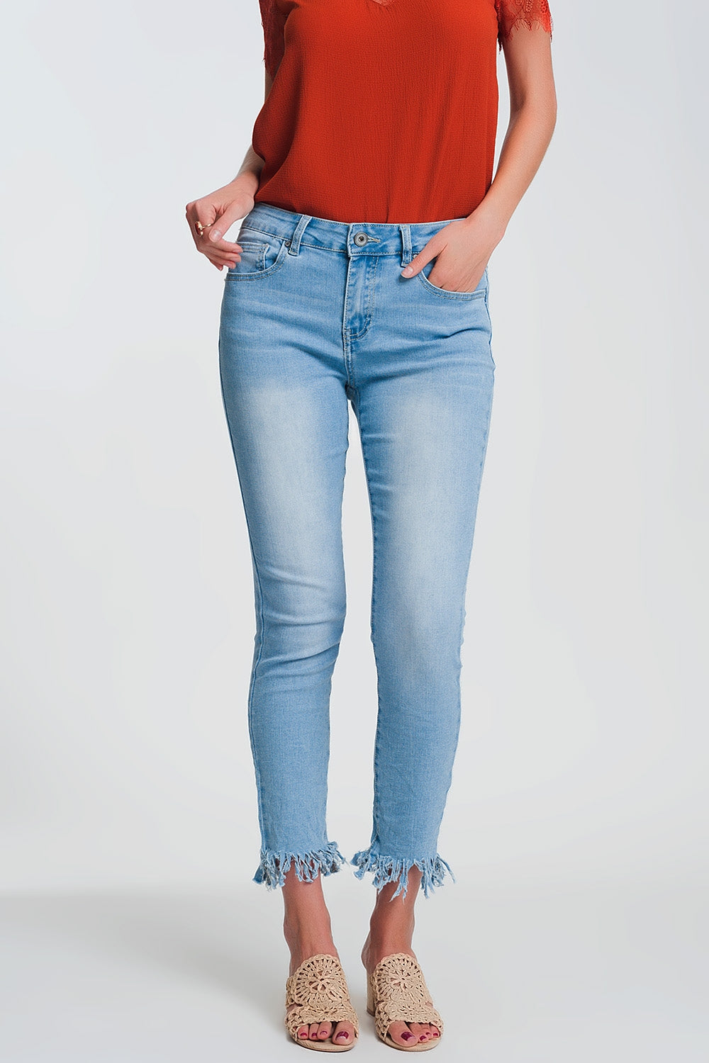Q2 Jeans skinny azzurri con bordo sfrangiato