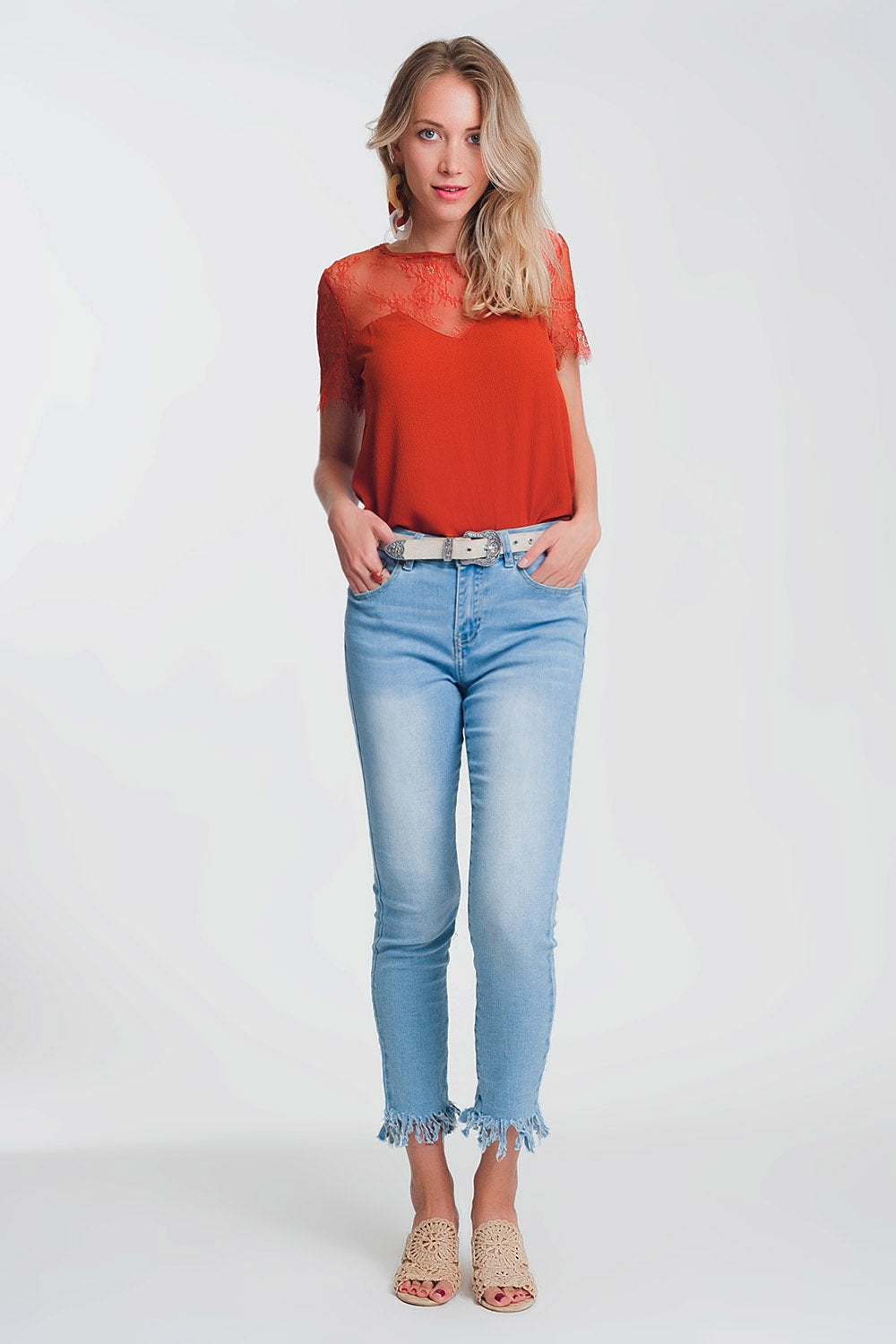 Jeans skinny azzurri con bordo sfrangiato