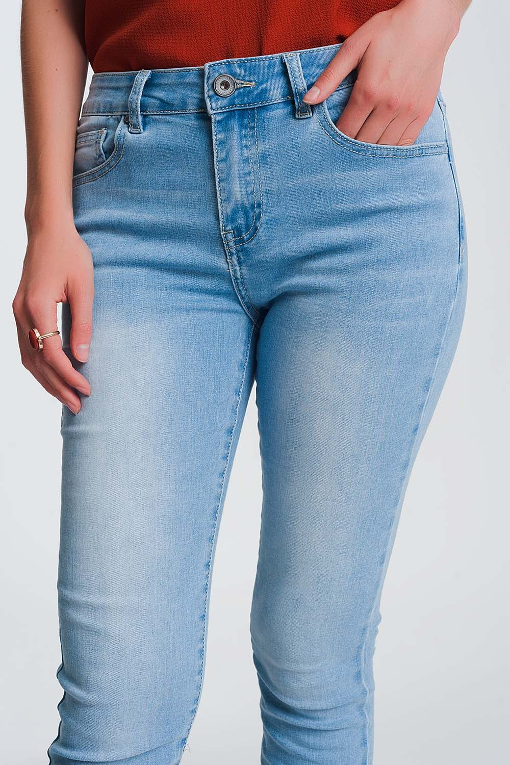 Jeans skinny azzurri con bordo sfrangiato