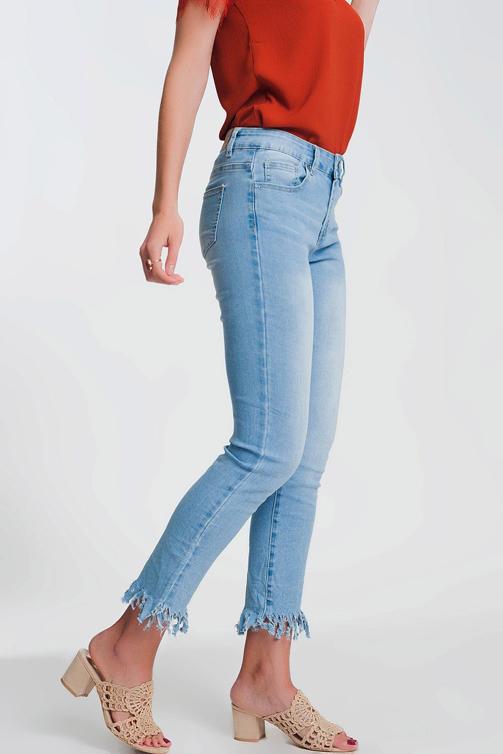 Jeans skinny azzurri con bordo sfrangiato