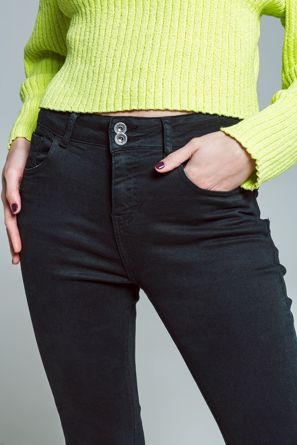 Jeans skinny svasati con doppio bottone in nero