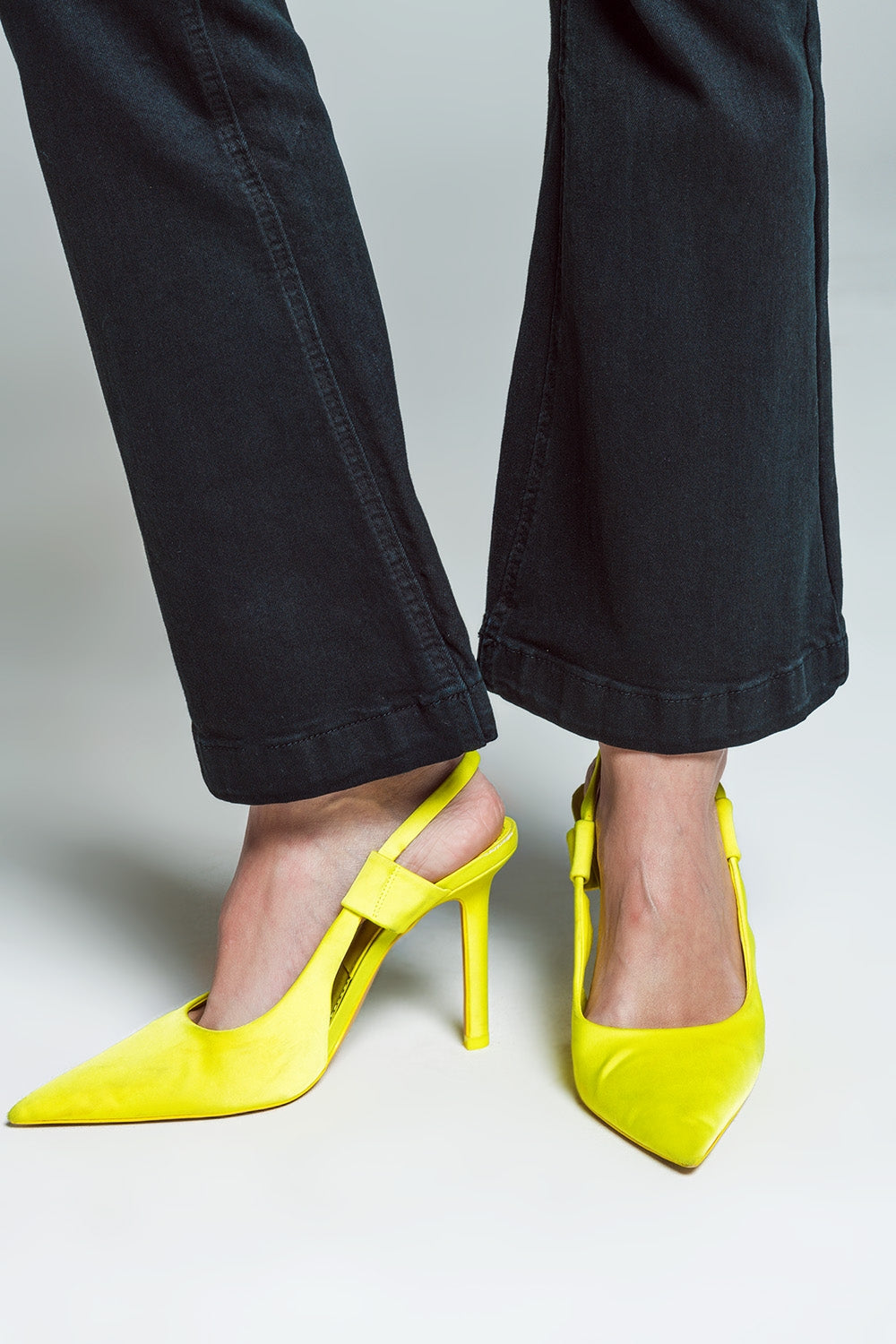 Jeans skinny svasati con doppio bottone in nero