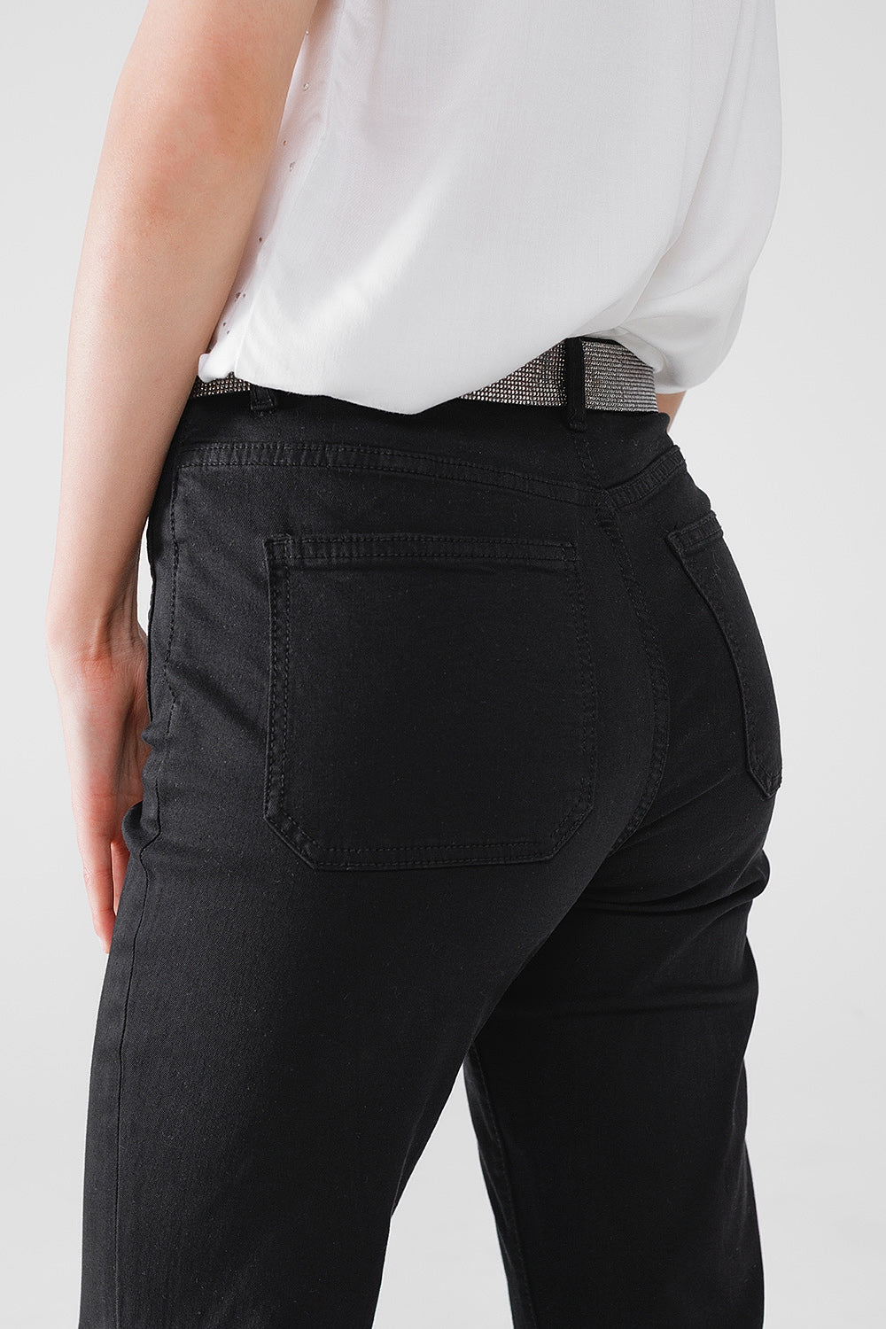 Jeans skinny svasati neri con dettaglio tasca frontale