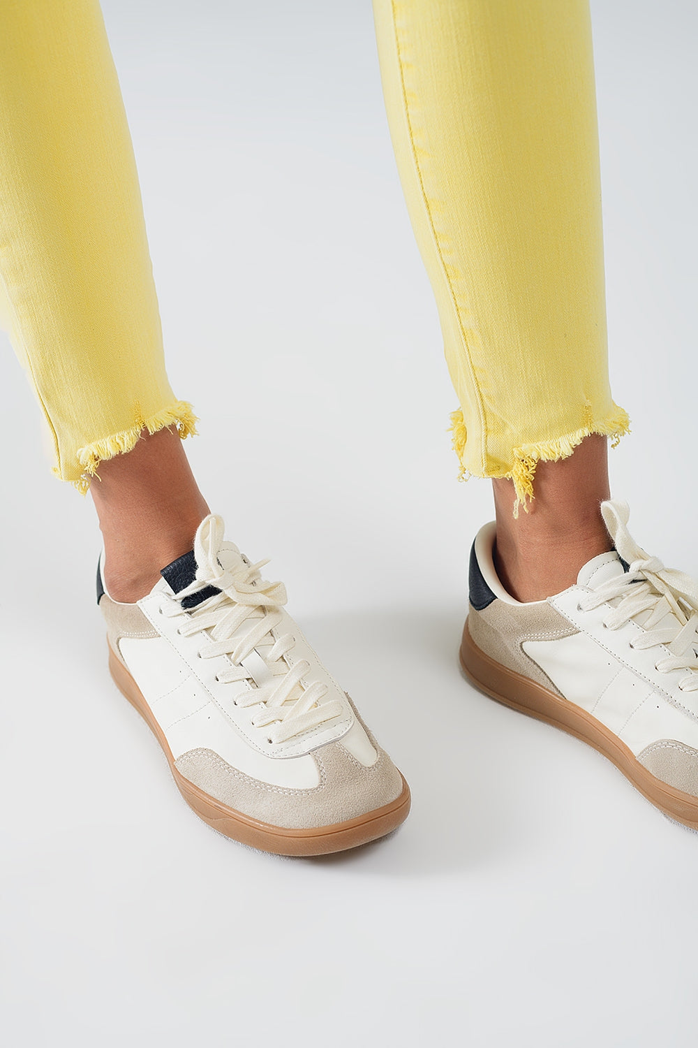 Jeans stretch super skinny gialli con orlo frastagliato