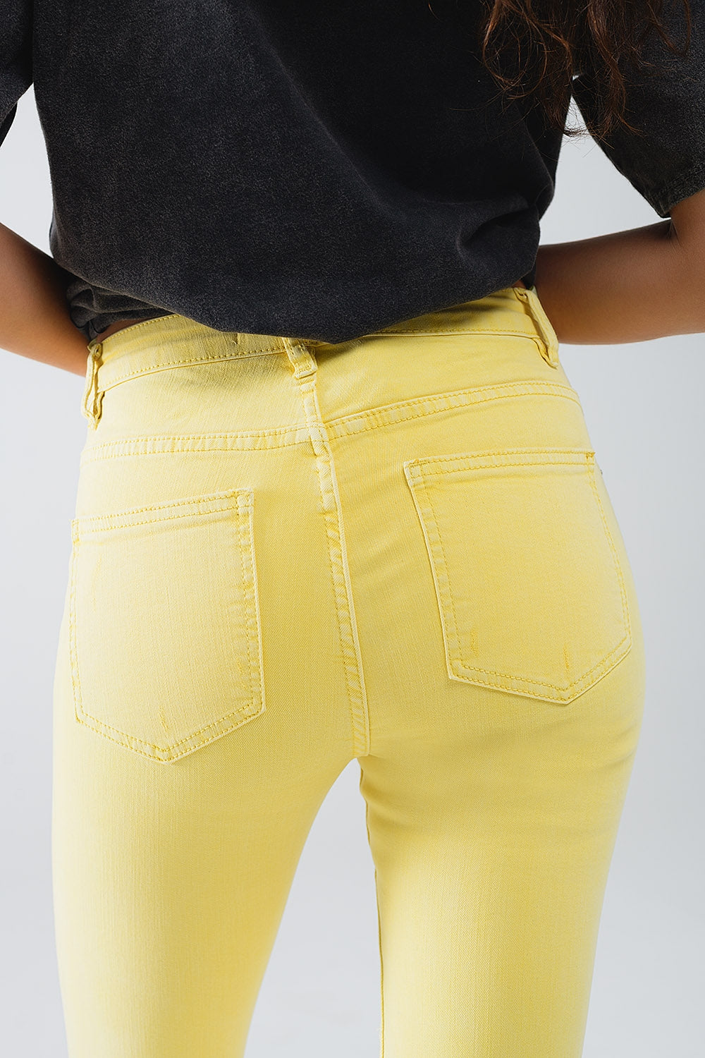 Jeans stretch super skinny gialli con orlo frastagliato