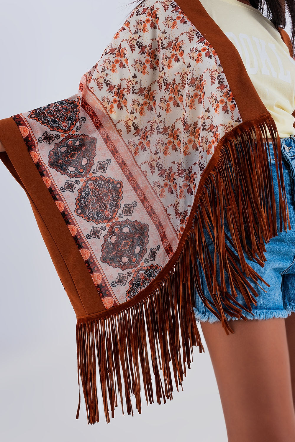 Kimono a fantasia con orlo sfrangiato in marrone
