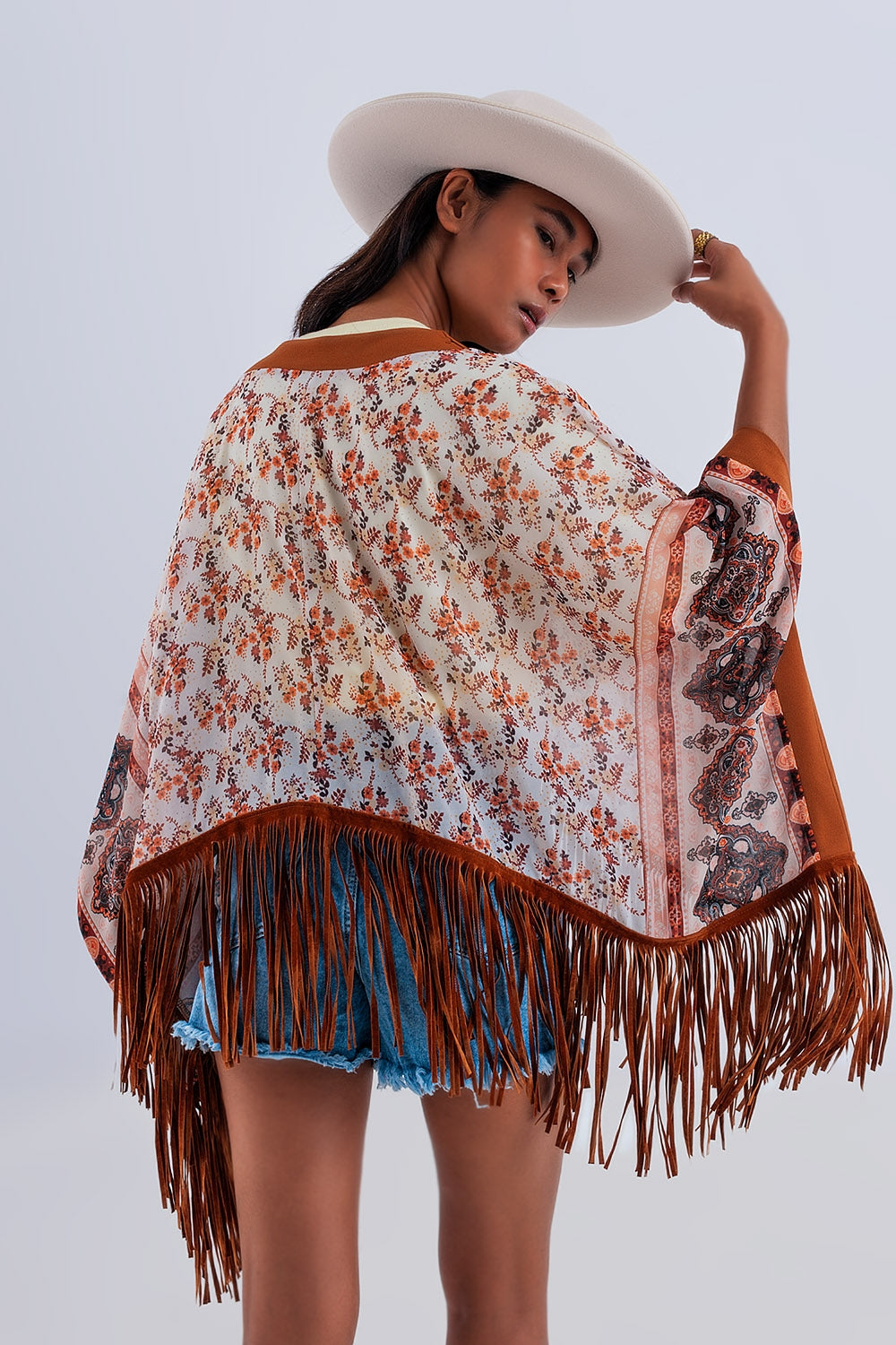 Kimono a fantasia con orlo sfrangiato in marrone