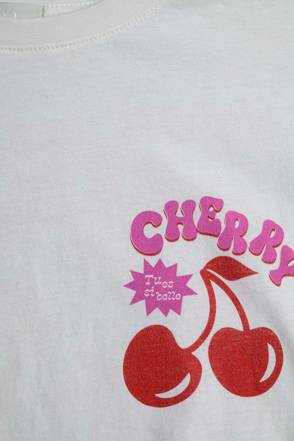 Maglietta bianca con ciliegia nel logo e lettere