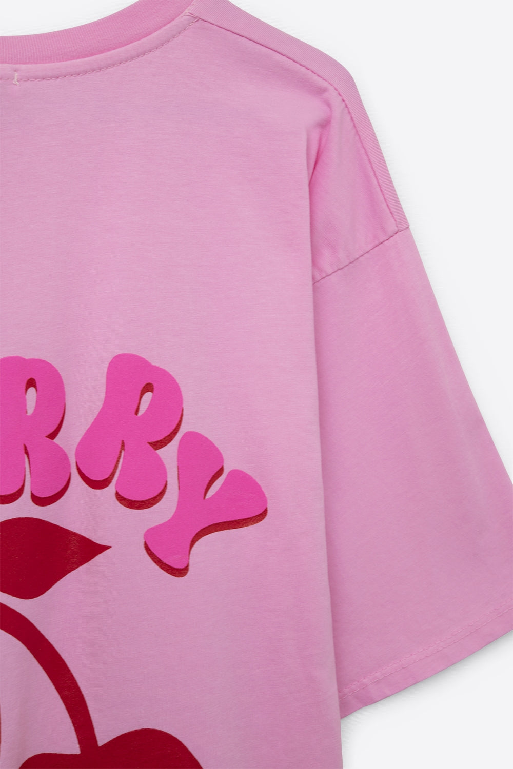 Maglietta rosa con logo e lettere di ciliegia