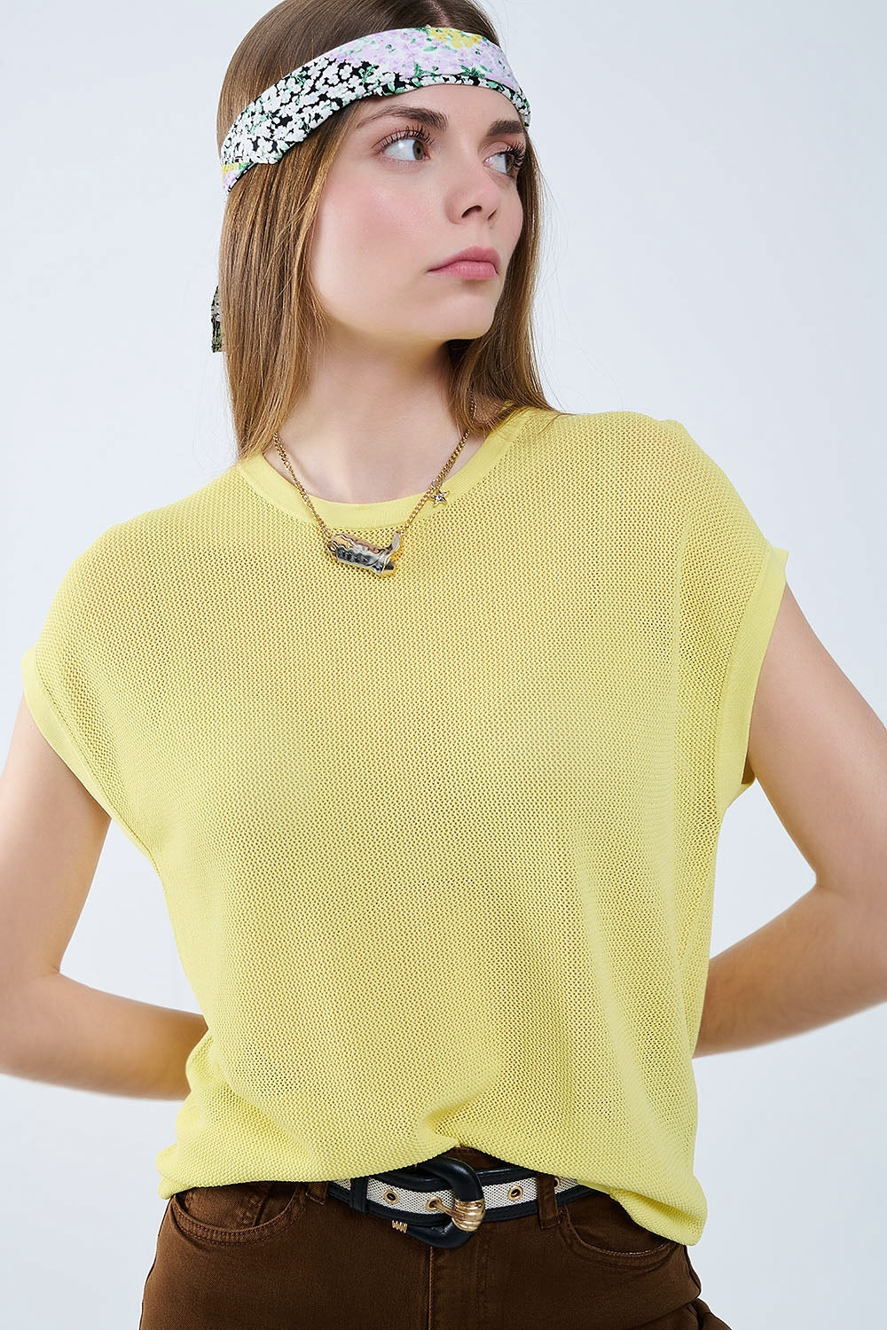 maglione a maglia a griglia di colore giallo