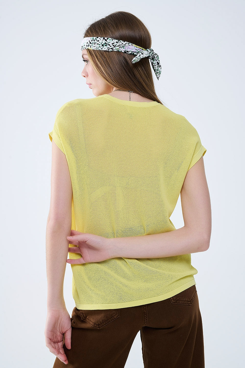 maglione a maglia a griglia di colore giallo