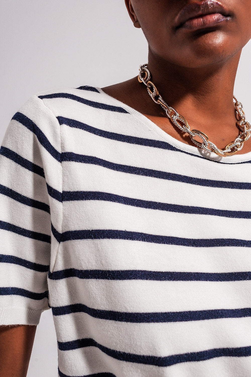 Maglione a righe blu aperto sulla schiena