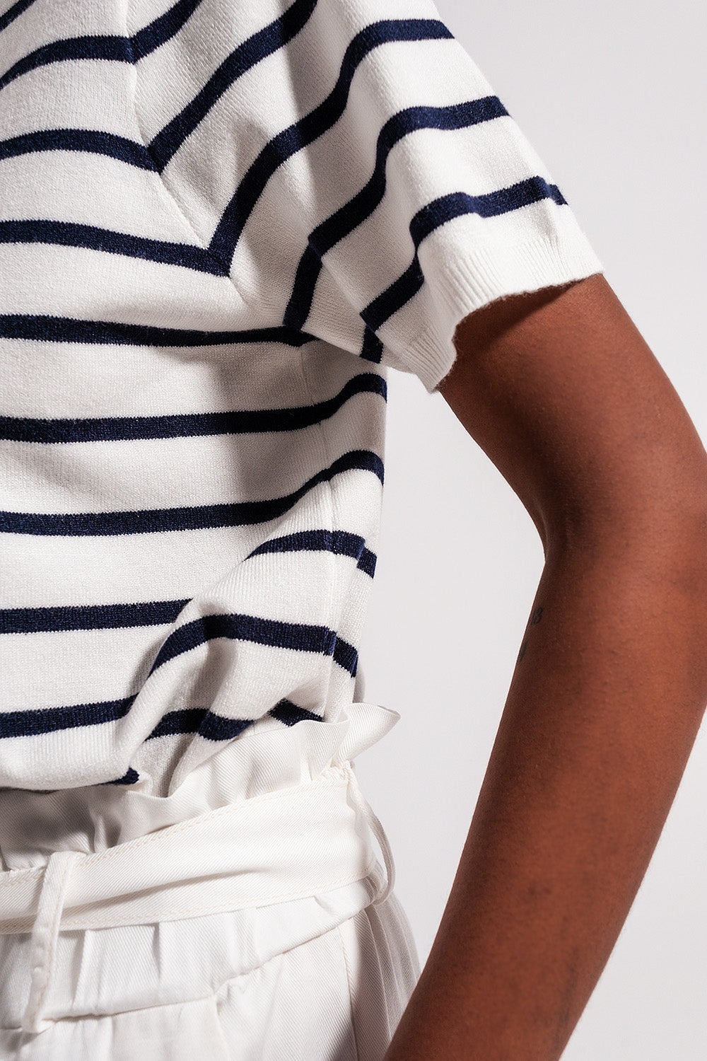 Maglione a righe blu aperto sulla schiena