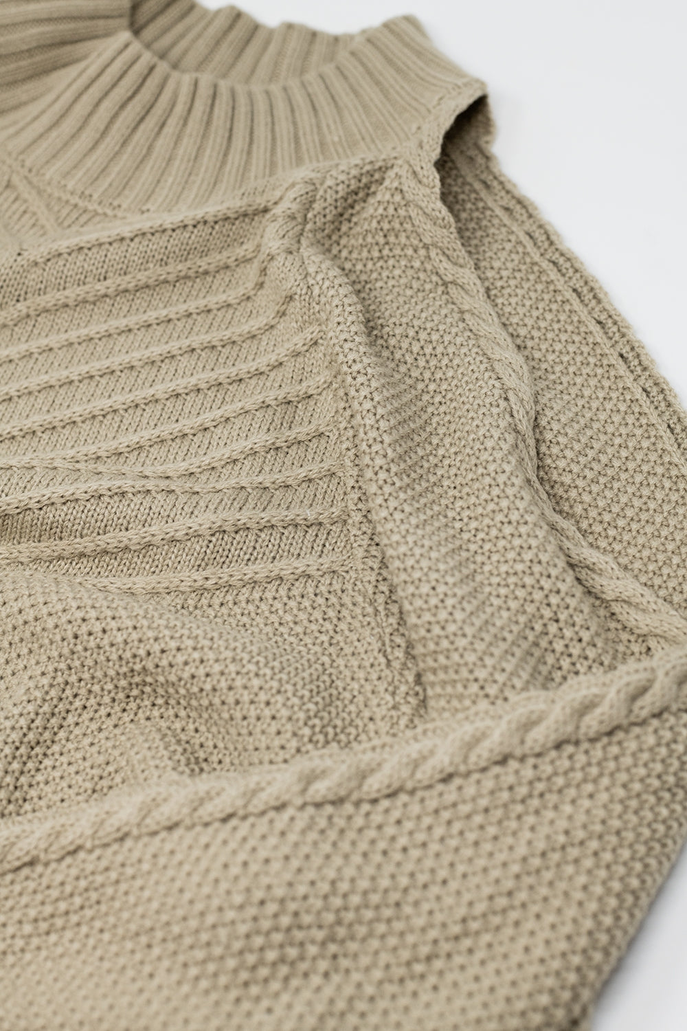 Maglione beige con design all'uncinetto e girocollo