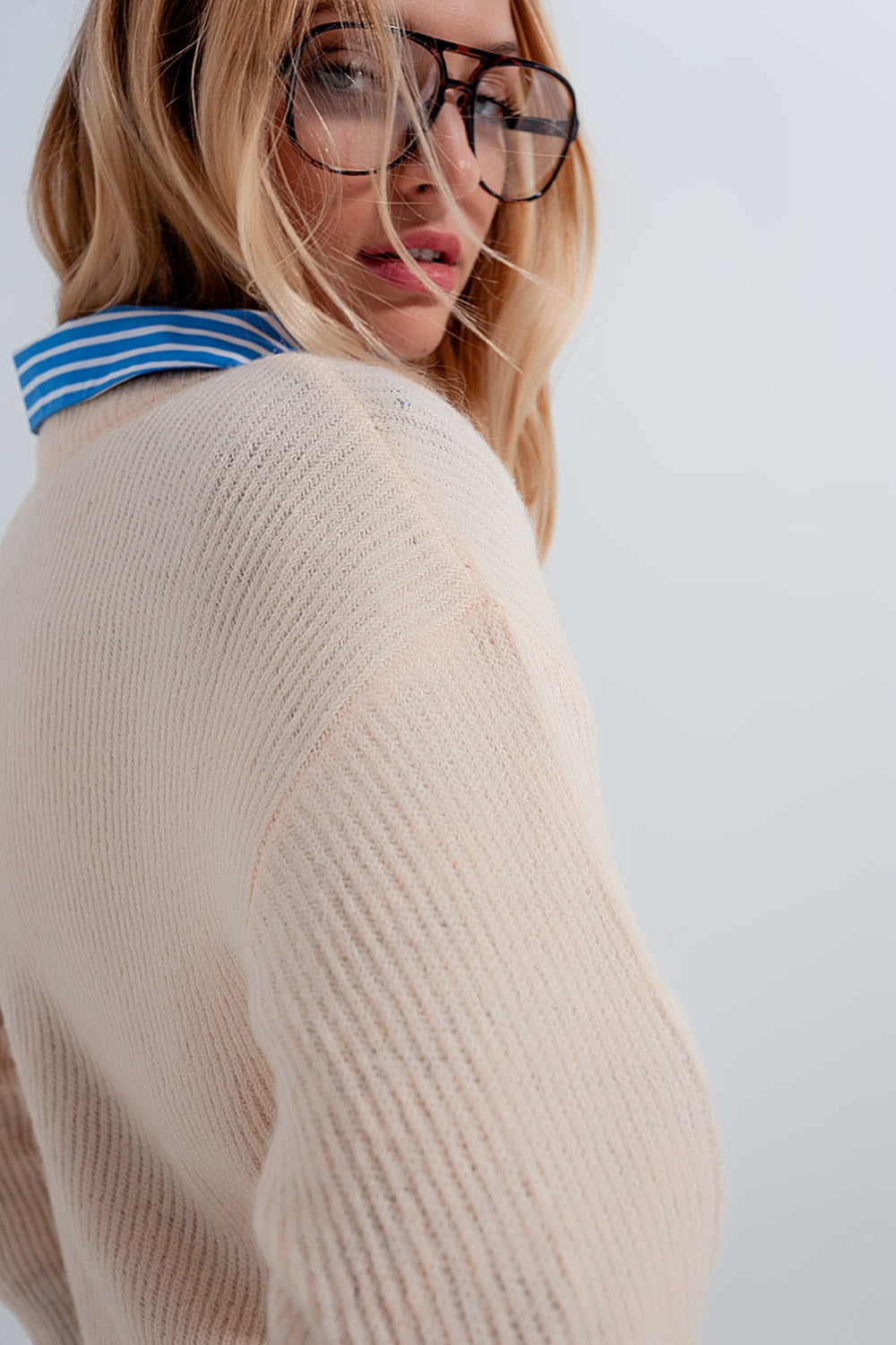 Maglione girocollo di colore beige